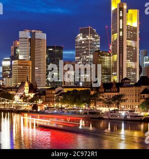 Stadtbild am Abend mit dem Main und Finanzviertel, Deutschland, Hessen, Frankfurt am Main Stockfoto