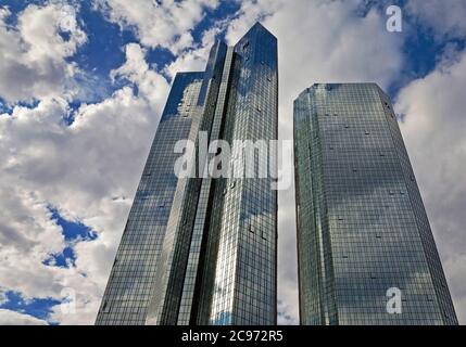 Gespiegelte Hochhäuser, Deutsche Bank Konzernzentrale, Deutschland, Hessen, Frankfurt am Main Stockfoto