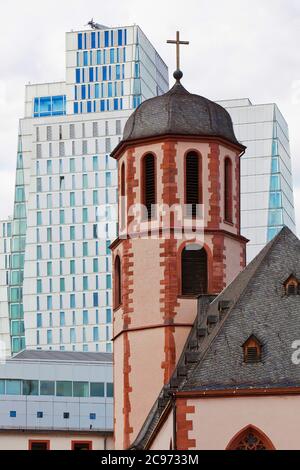 Liebfrauenkirche vor dem Hotel Jumeirah, Kontrast der Architektur, Deutschland, Hessen, Frankfurt am Main Stockfoto