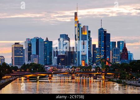 Stadtbild am Abend mit dem Main und Finanzviertel, Deutschland, Hessen, Frankfurt am Main Stockfoto