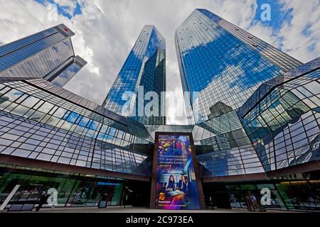 Gespiegelte Hochhäuser, Deutsche Bank Konzernzentrale, Deutschland, Hessen, Frankfurt am Main Stockfoto