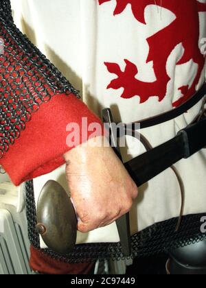 Manikin eines Kreuzritters mittelalterlicher Ritter in Kettenpanzerung mit dem heraldischen Löwen grassiert der königliche Standard des Königs von England Stock Foto Stockfoto