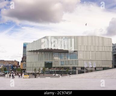 Oslo Norwegen erhielt 2020 ein neues öffentliches Bibliotheksgebäude. Deichman Bjørvika, Zeitgenössische Architektur in der Fassade von der Oper aus gesehen Stockfoto