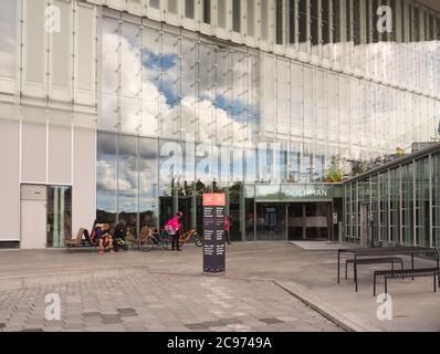 Oslo Norwegen erhielt 2020 ein neues öffentliches Bibliotheksgebäude. Deichman Bjørvika, Fassade mit Haupteingang, der den Himmel reflektiert Stockfoto