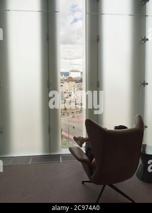 Oslo Norwegen erhielt 2020 ein neues öffentliches Bibliotheksgebäude. Deichman Bjørvika, das Innere hat Platz für kleine abgelegene Lesebereiche mit bequemen Stühlen Stockfoto