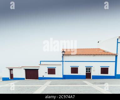 Traditionelle Hausfassade in Porto Covo, Alentejo, Portugal. Stockfoto