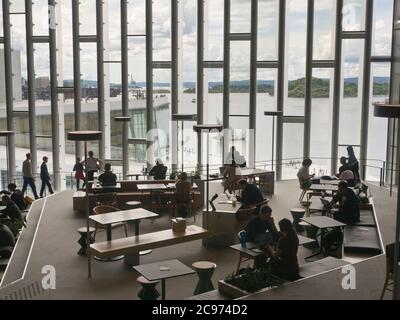 Oslo Norwegen erhielt 2020 ein neues öffentliches Bibliotheksgebäude. Deichman Bjørvika, Interieur mit Lesesaal mit Blick auf die Oper und den Oslofjord Stockfoto