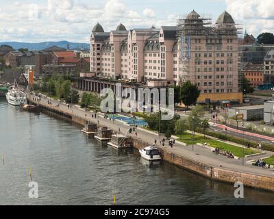 Bjorvika, Teil der ca. 10 Kilometer langen Hafenpromenade entlang des Fjords durch das Zentrum von Oslo Norwegen mit dem rosa Bürogebäude Havnelageret Stockfoto