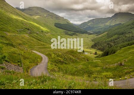 Ein Blick auf ein schottisches Hochland glen, Glen Croe, vom "Rest and be thankful view Point", in Argyll, Schottland Stockfoto