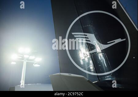 23. Juli 2020, Hessen, Frankfurt/Main: Ein Flugzeug rollt über die Landebahn. Foto: Andreas Arnold/dpa Stockfoto