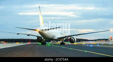 23. Juli 2020, Hessen, Frankfurt/Main: Ein Frachtflugzeug von AeroLogic rollt über den Flughafen. Foto: Andreas Arnold/dpa Stockfoto