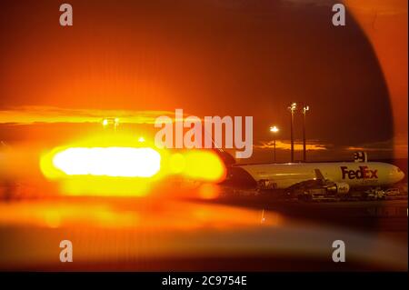 23. Juli 2020, Hessen, Frankfurt/Main: Eine FedEx-Maschine rollt über den Flughafen. Foto: Andreas Arnold/dpa Stockfoto