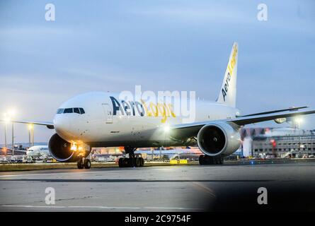 23. Juli 2020, Hessen, Frankfurt/Main: Ein Frachtflugzeug von AeroLogic rollt über den Flughafen. Foto: Andreas Arnold/dpa Stockfoto