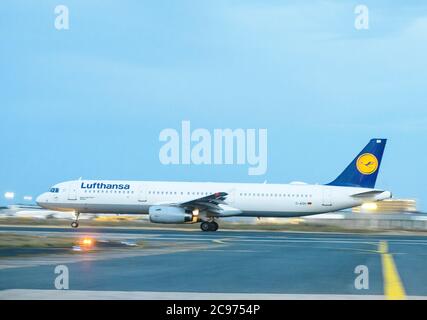 23. Juli 2020, Hessen, Frankfurt/Main: Ein Flugzeug rollt über die Landebahn. Foto: Andreas Arnold/dpa Stockfoto
