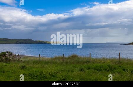 Die Küste von Loch Spröde, von Glen Spröde Caravan Site, an einem bewölkten Sommerabend auf der Isle of Skye, in Schottland Stockfoto