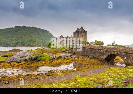 Stürmische Abendwolken über Eilean Donan Castle im schottischen Hochland bei Ebbe. Stockfoto