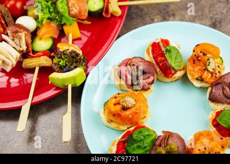 Antipasto Tapas & Canape Snacks serviert auf Tellern für Weinparty.köstliche Snack-Lebensmittel mit gesunden Zutaten für das Mittagessen Mahlzeit vorbereitet:Rotes Fischfilet, Stockfoto