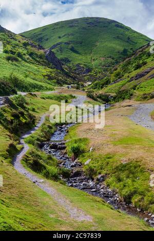 Der Wanderweg durch das Carding Mill Valley mit Calf Ridge im Hintergrund, Long Mynd, Shropshire, England Stockfoto