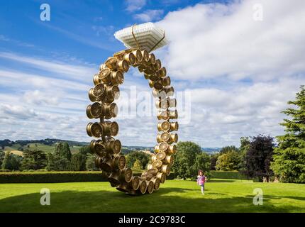 Besucher Nellie Brockway, 3, läuft an einer Arbeit mit dem Titel 'Solitaire' der Künstlerin Joana Vasconcelos vorbei, da der Yorkshire Sculpture Park in Wakefield, Yorkshire, heute wieder eröffnet wird, nachdem er seit Beginn der Coronavirus-Sperre geschlossen wurde. Stockfoto