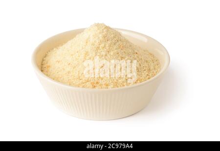 Weizenbrösel in einer beigefarbenen Keramikschale isoliert auf weißem Hintergrund. Zutat für Fleischbällchen und Koteletts. Kochen Sie zu Hause. Vorderansicht. Stockfoto