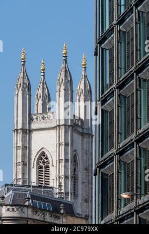 Blick auf den Turm mit 4 Zinnen. Das Bankgebäude von Foggo Associates für HSBC befindet sich auf der rechten Seite des Rahmens. Christopher Wren Kirchen - St. Mary Aldermary Stockfoto