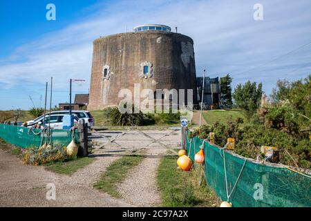 Martello Tower AA erbaut im Napoleonischen Krieg 1810-1812 in der Shingle Street, Suffolk, England, Großbritannien Stockfoto
