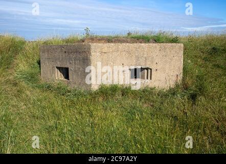 Zweiter Weltkrieg 1940er-Pillbox an der Nordseeküste in Alderton, Suffolk, England, Großbritannien Stockfoto