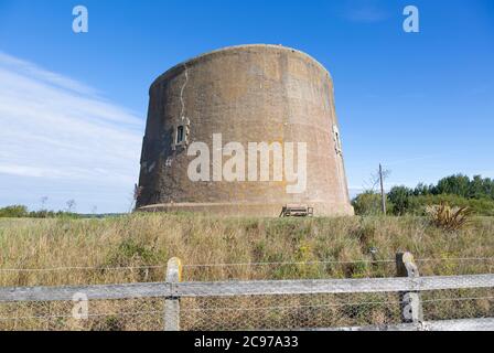 Martello Tower AA erbaut im Napoleonischen Krieg 1810-1812 in der Shingle Street, Suffolk, England, Großbritannien Stockfoto