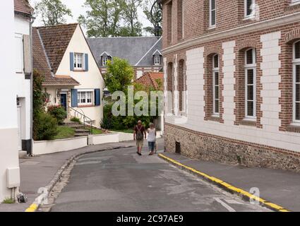 Touristen gehen in den Straßen des alten montreuil in frankreich Stockfoto