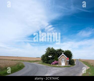 Kleine Kapelle am Straßenrand in nordfrankreich Stockfoto