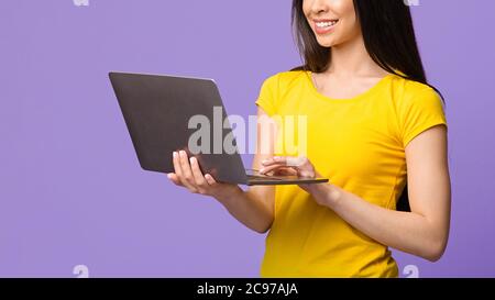 Online-Stellenangebote. Lächelnde Frau Browsing Recruiting Website Auf Laptop-Computer Stockfoto