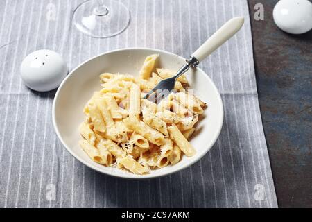 Penne Pasta vier Käse auf dem Tisch. Traditionelle italienische Küche. Stockfoto