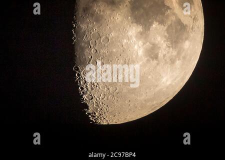 Detail des wachenden Gibbous Mondes letzte Nacht zeigt in einem klaren Himmel über Northampton, England, Großbritannien. Kredit: Keith J Smith/Alamy Live Nachrichten Stockfoto