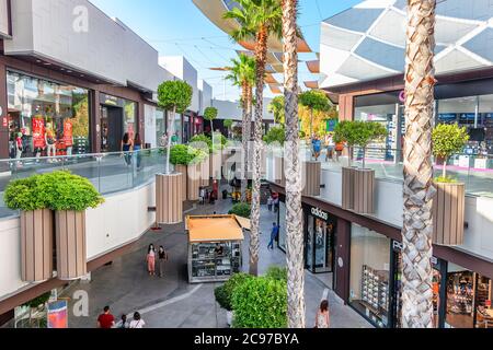 Huelva, Spanien - 27. Juli 2020: Holea Einkaufszentrum. Holea ist ein großes Einkaufszentrum in Huelva, das Ende 2013 eröffnet wurde. Holea ist ein Einkaufszentrum im Freien Stockfoto