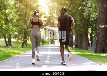 Rückansicht Des Afroamerikanischen Paares Beim Joggen Im Freien Im Morning Park Stockfoto