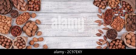 Panorama von verschiedenen Nüssen auf altem Holzhintergrund. Stockfoto