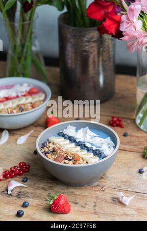 Vertikaler Schuss einer gesunden Heidelbeer Smoothie Schüssel mit Früchten Und Müsli Stockfoto