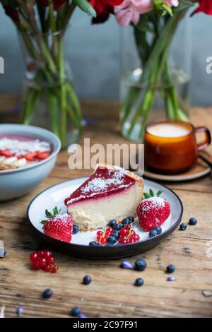 Vertikale Nahaufnahme von Käsekuchen mit Gelee mit Erdbeeren verziert Und Beeren Stockfoto