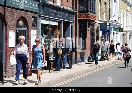 Rye, East Sussex, Großbritannien. Juli 2020, 29. UK Wetter: Besucher der antiken Stadt Rye in East Sussex spazieren durch die Stadt und bewundern die vielen antiken Monumente. Viele Leute laufen in der Hauptstraße. Foto: Paul Lawrenson-PAL Media/Alamy Live News Stockfoto