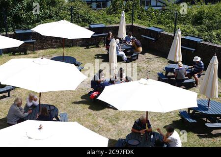 Rye, East Sussex, Großbritannien. 29. Juli 2020. UK Weather: Besucher der antiken Stadt Rye in East Sussex gehen durch die Stadt und bewundern die vielen antiken Denkmäler. Der Ypres Inn Pub ist voll mit Kunden im Biergarten. Stockfoto