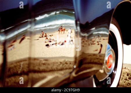 Wellige Spiegelung von Bondi Beach in Australien in der Tür eines Oldtimers Stockfoto