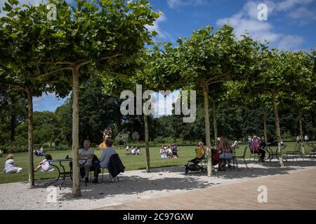 Soziale Distanzierungsbeschränkungen gibt es bei RHS Wisley, da der Gartenbaugarten nach den Einschränkungen der Coronavirus-Sperre wieder für die Öffentlichkeit geöffnet wird. Stockfoto