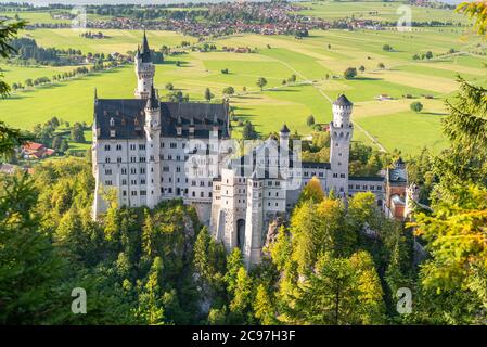 Schloss Neuschwanstein in den bayerischen Alpen von oben. Stockfoto