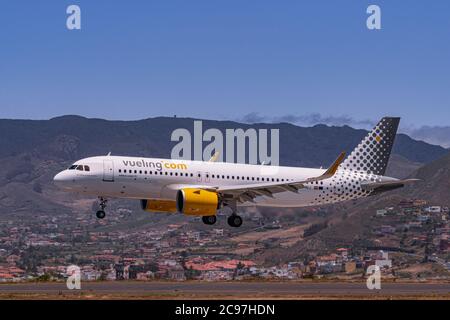 Los Rodeos, Teneriffa/Kanarische Inseln; Juli 24 2020: Vueling Airbus A320-271N, Landung, am Flughafen La Laguna Stockfoto