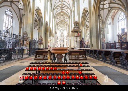AUGSBURG, DEUTSCHLAND - 29. SEPTEMBER 2013: Verehrer in der Basilika SS. Ulrich und Afra, Augsburg. Stockfoto