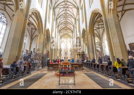 AUGSBURG, DEUTSCHLAND - 29. SEPTEMBER 2013: Verehrer in der Basilika SS. Ulrich und Afra, Augsburg. Stockfoto