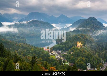 Hohenschwangau, Deutschland Landschaft mit der Burg und dem See Alspee mit einem rollenden Nebel. Stockfoto
