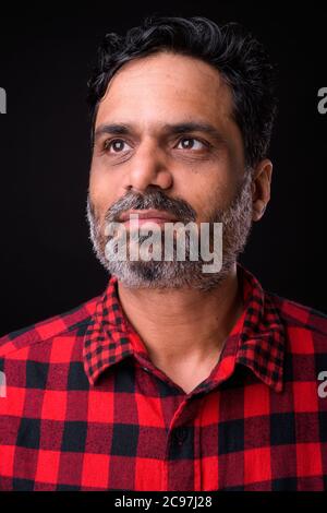Porträt eines reifen bärtigen indischen Hipster-Mannes Stockfoto
