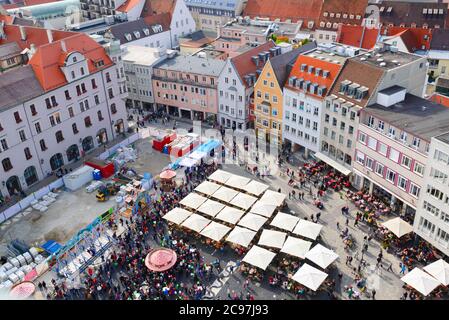 Augsburg, Deutschland Blick auf die Stadt auf dem Dach über dem Rathausplatz während eines Markts. Stockfoto