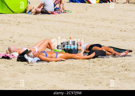 Weymouth, Dorset, Großbritannien. Juli 2020. Wetter in Großbritannien. Sonnenanbeter am Strand im Badeort Weymouth in Dorset an einem heißen, sonnigen Tag. Bild: Graham Hunt/Alamy Live News Stockfoto